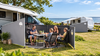 Hoe bevestig je je windscherm op de camping?