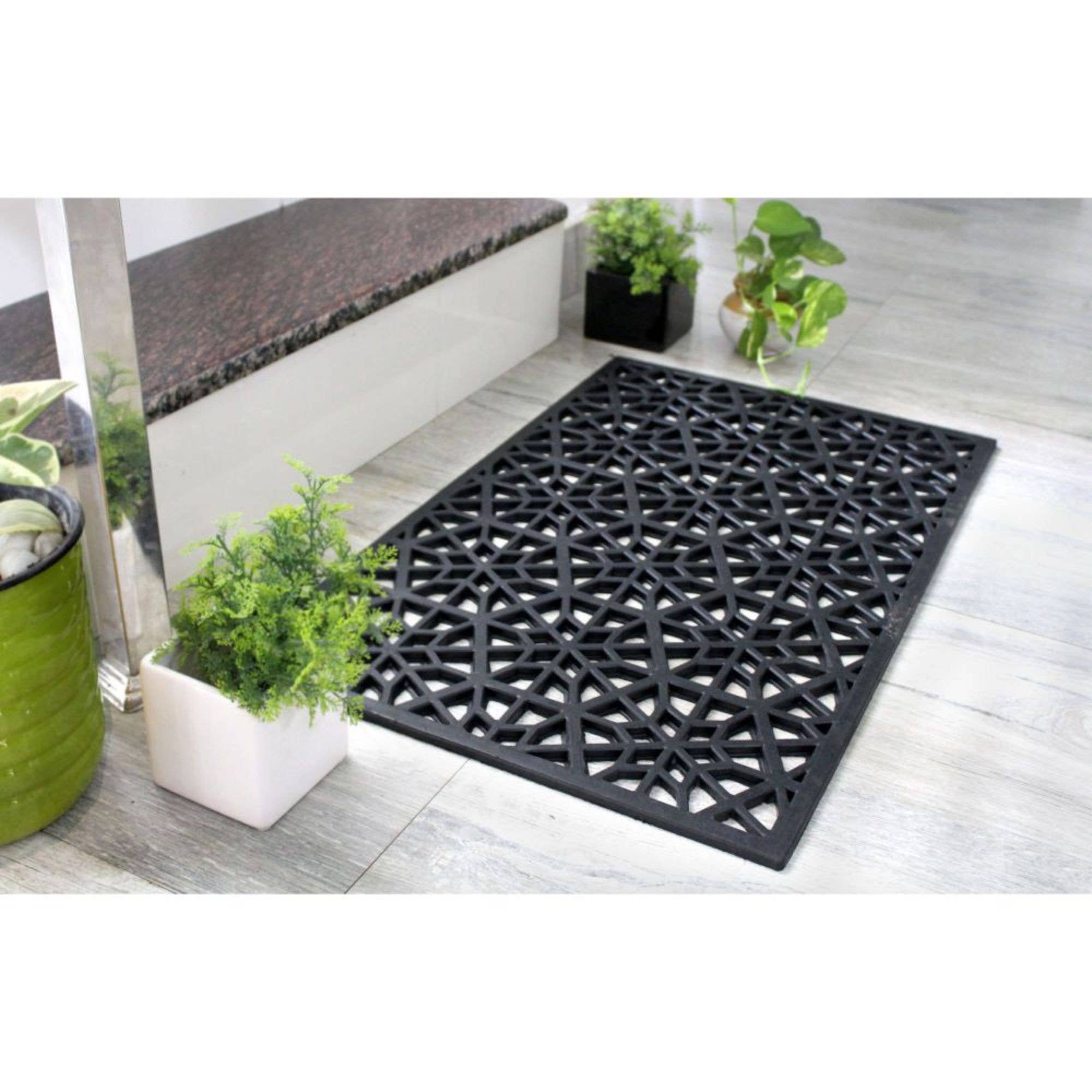 Door mat in black rubber with cast honeycomb - RugSmith
