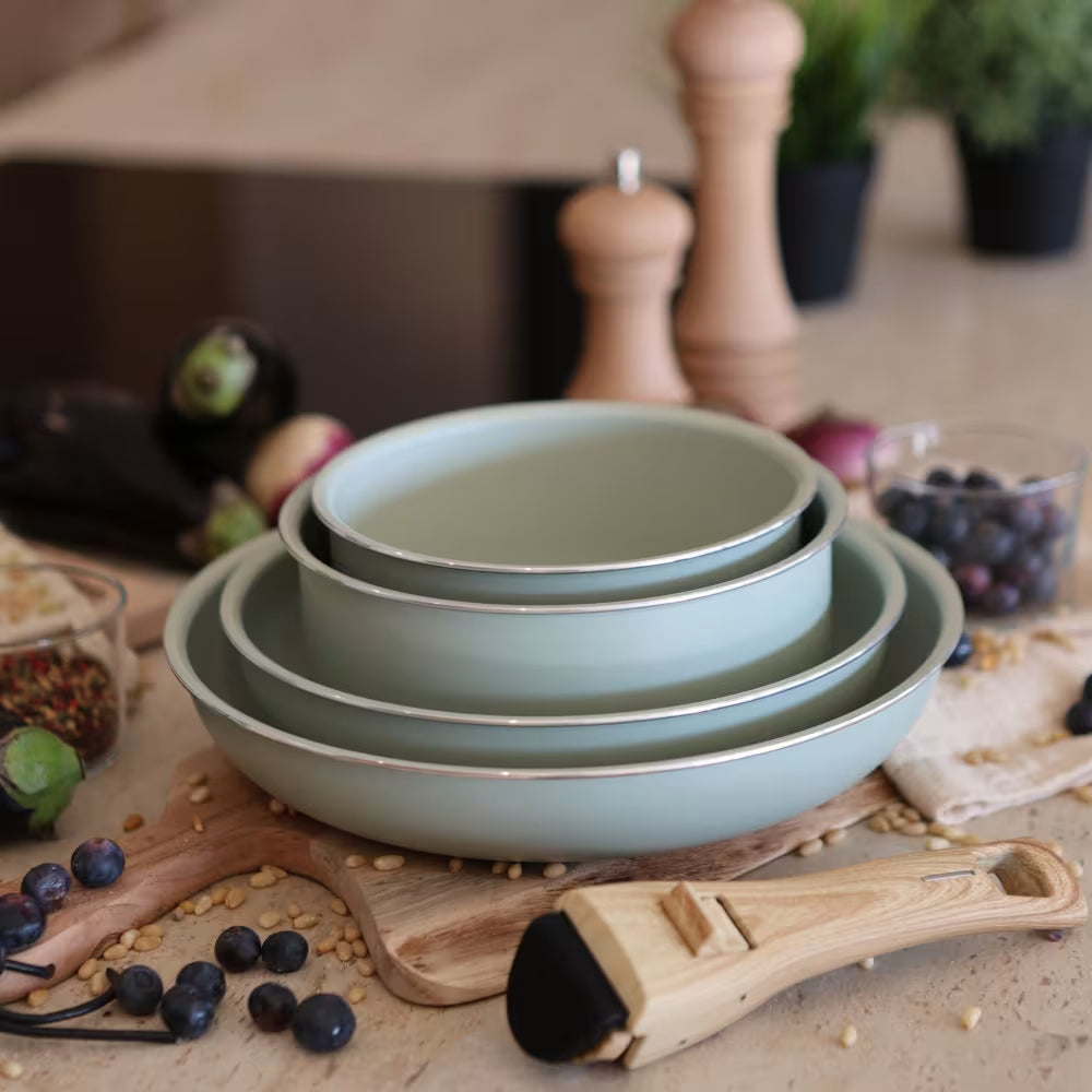 Ceramic cookware set with removable handle for RVs and caravans