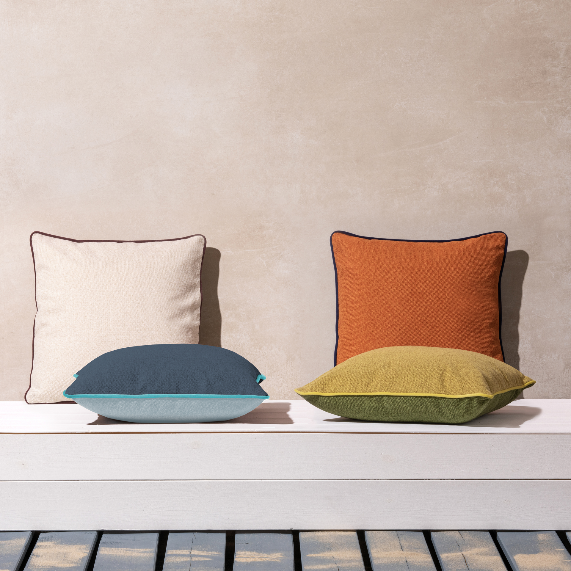 Kussen met verschillend gekleurde voor- en achterkant voor indoor of outdoor - Remember