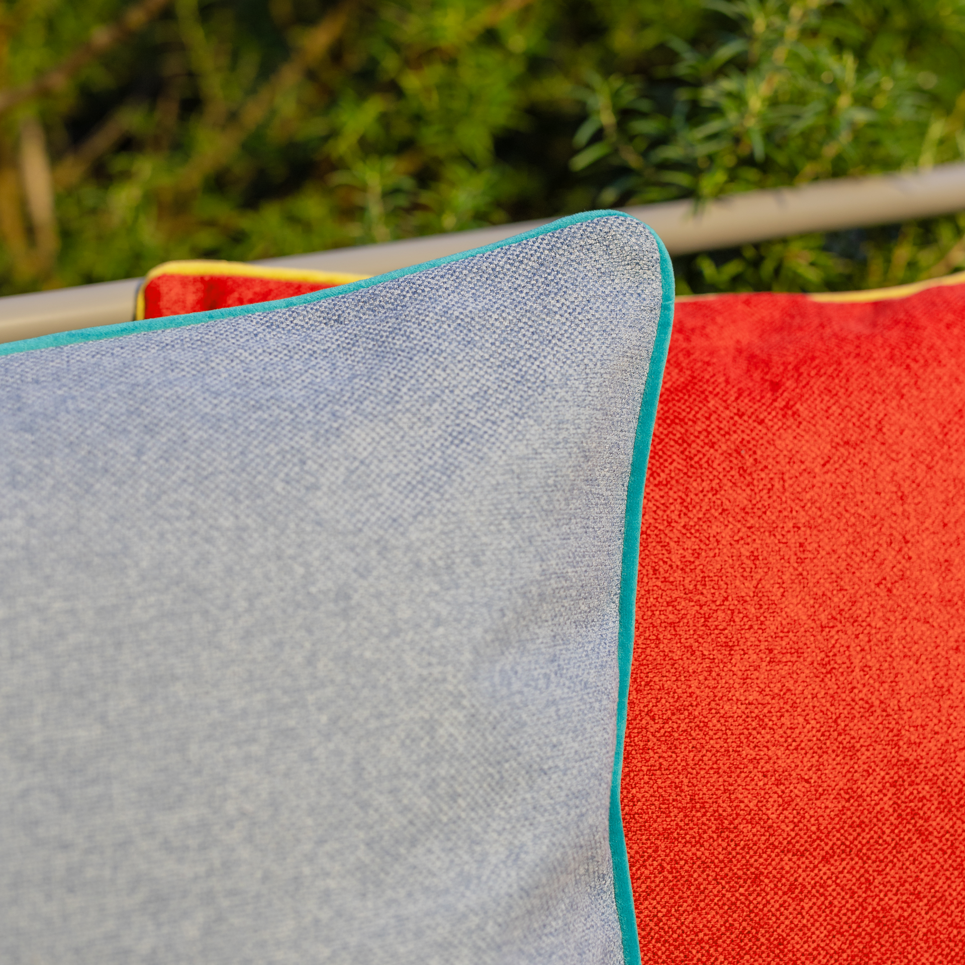 Kussen met verschillend gekleurde voor- en achterkant voor indoor of outdoor - Remember