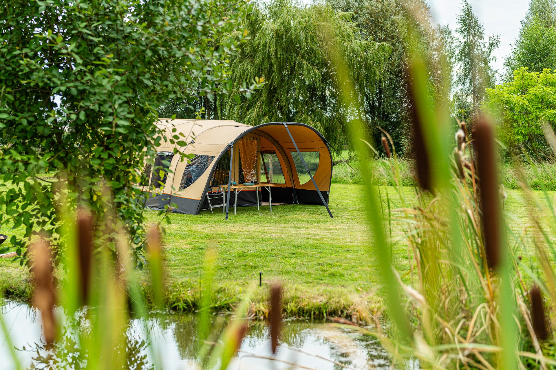 alpenkreuzer neues zelt Faltbares Anhängerzelt Alpenkreuzer Campfire Showroom Modell (neu), in