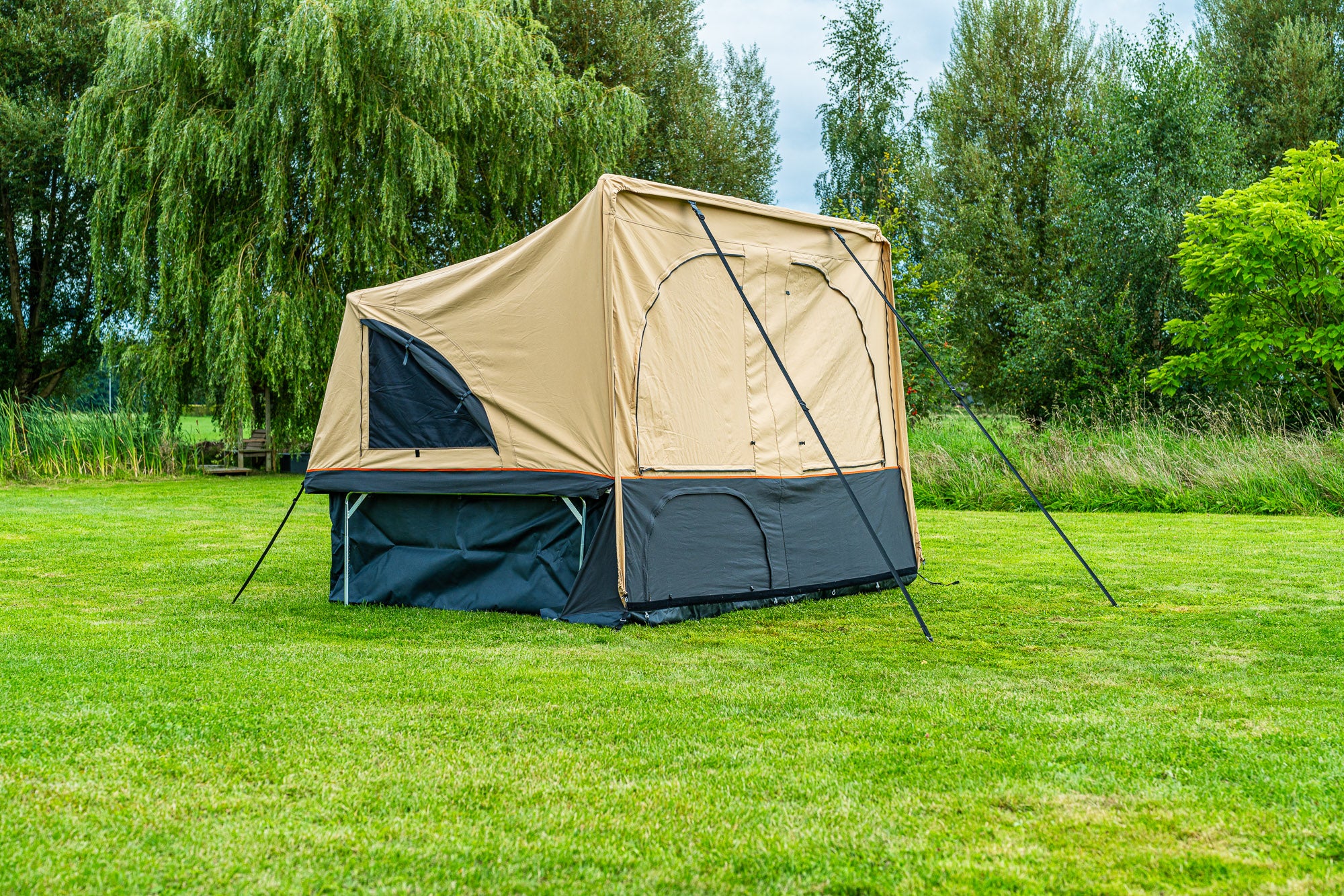alpenkreuzer neues zelt Faltbares Anhängerzelt Alpenkreuzer Campfire Showroom Modell (neu), in