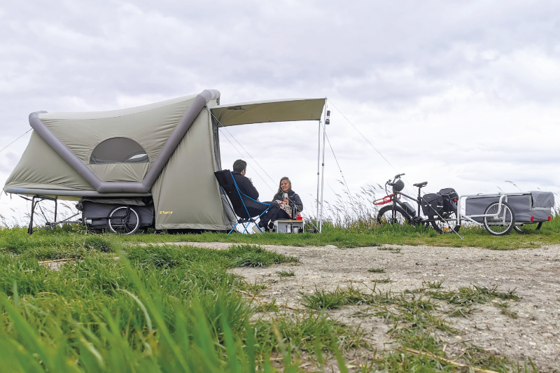 Inflatable micro caravan for cyclists with space for 2 people - B-TURTLE