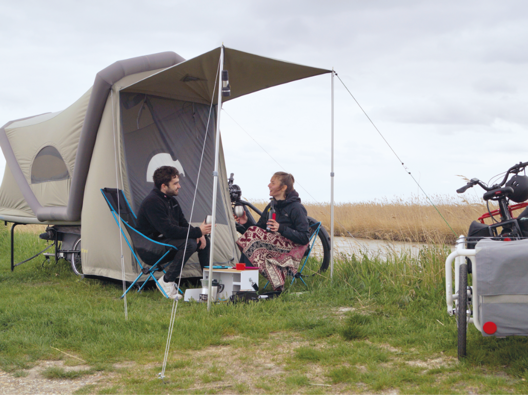 Inflatable micro caravan for cyclists with space for 2 people - B-TURTLE