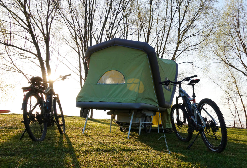 Inflatable micro caravan for cyclists with space for 2 people - B-TURTLE