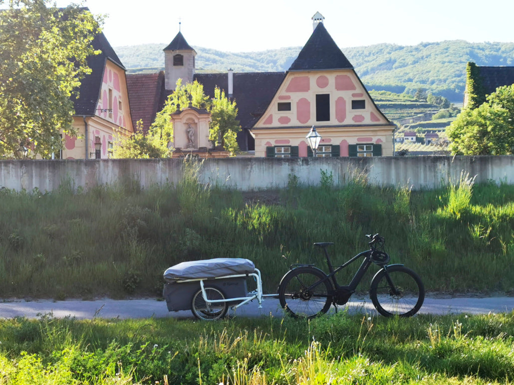 Inflatable micro caravan for cyclists with space for 2 people - B-TURTLE