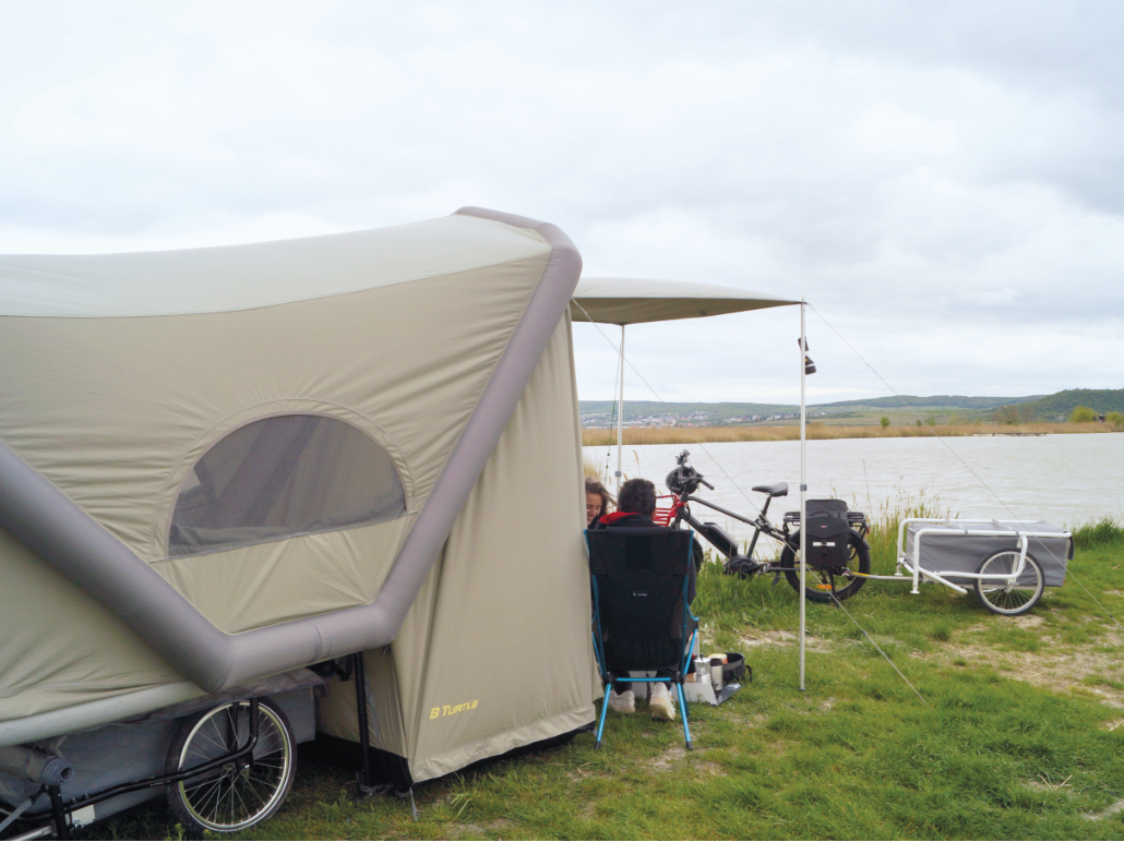 Inflatable micro caravan for cyclists with space for 2 people - B-TURTLE