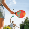 Beach tennisset veelkleurig in 2 racketten en 2 zwarte balletjes gespeeld door 2 dames