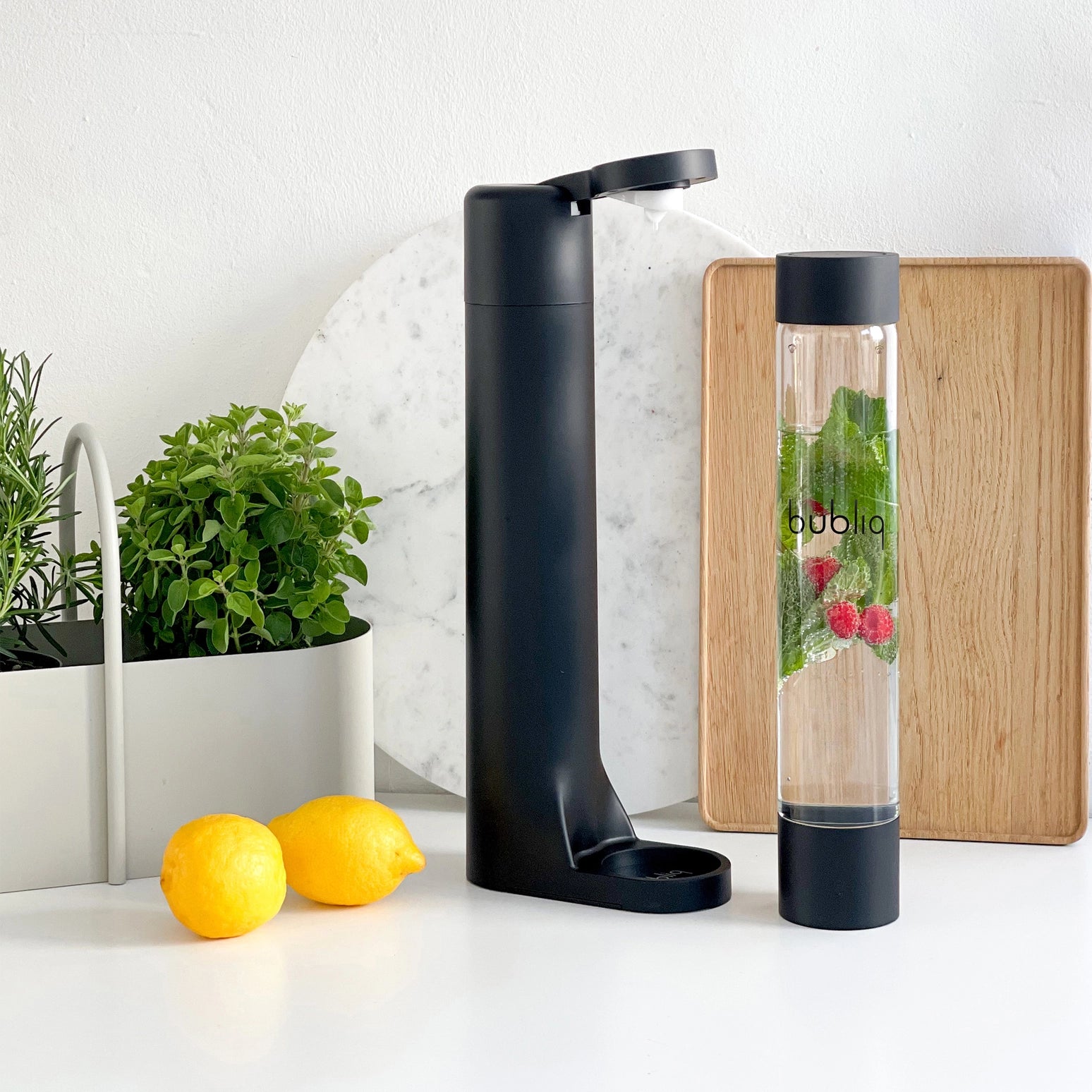 Sparkling water machine Bubliq - matte black - compatible with classic CO₂ cylinders