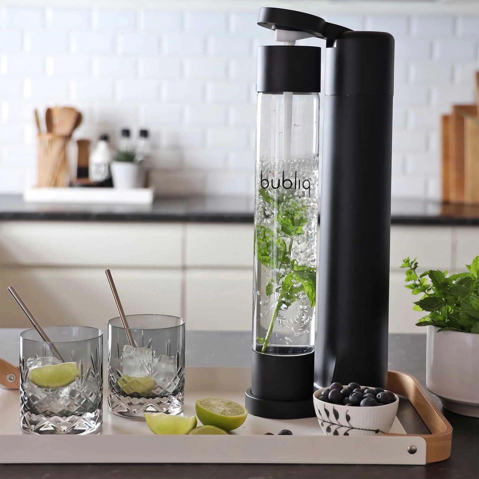 Sparkling water machine Bubliq - matte black - compatible with classic CO₂ cylinders
