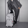 city cruiser bag herringbone grey voor poserende man in grijze kleding 