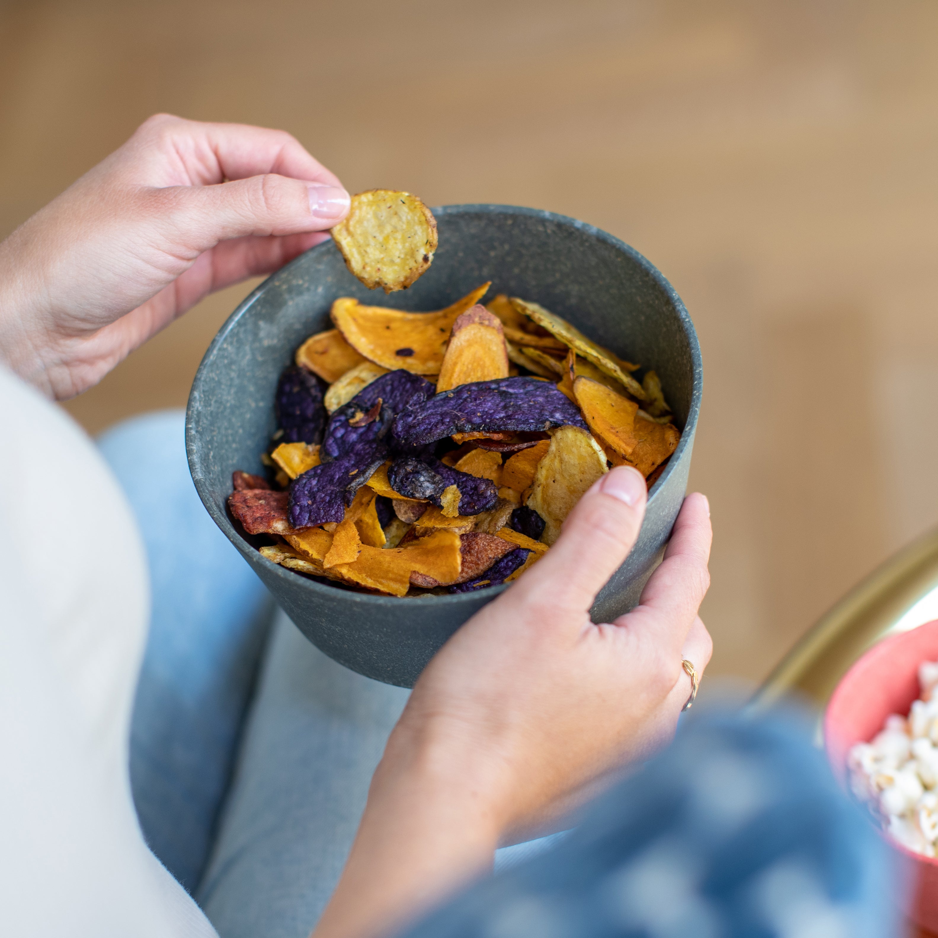 Bio servies Connect van Koziol bowl donkergrijs gevuld met chips