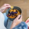 Bio servies Connect van Koziol bowl donkergrijs gevuld met chips