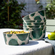 Bio servies Connect van Koziol bowls in Monstera print opgestapeld op een tafel