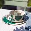 Bio servies Connect van Koziol diner bord-dessert bord-bowl-en beker in Monstera print