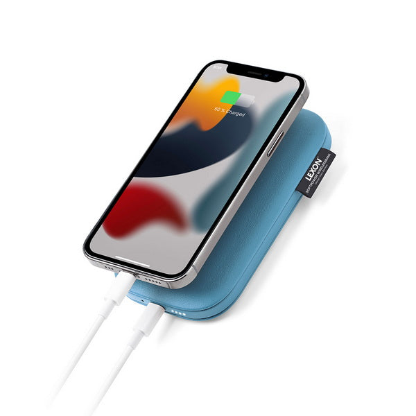 Draadloze powerbank Softpower van Lexon met iphone er op die met draad oplaadt
