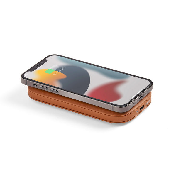 Draadloze powerbank Softpower van Lexon bruin met iphone er op die laadt