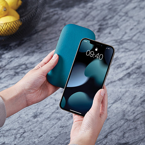 Draadloze powerbank Softpower van Lexon blauw waar een iphone opgelegd wordt