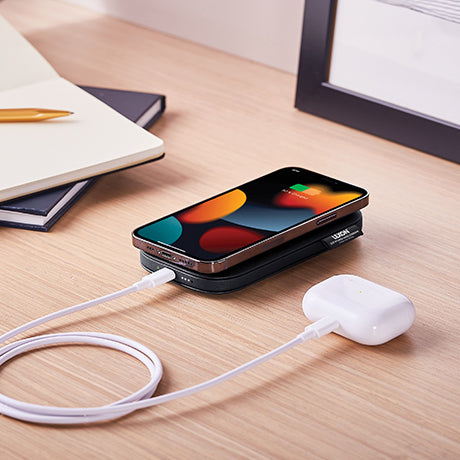 Draadloze powerbank Softpower van Lexon zwart met iphone draadloos laden en oortjes met draad laden