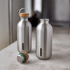 2 Stainless Steel drinkflessen van Black&Blum één met dop er op en aan met dop gesloten