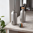 2 Stainless Steel drinkflessen van Black&Blum één met dop er op en één met dop gesloten