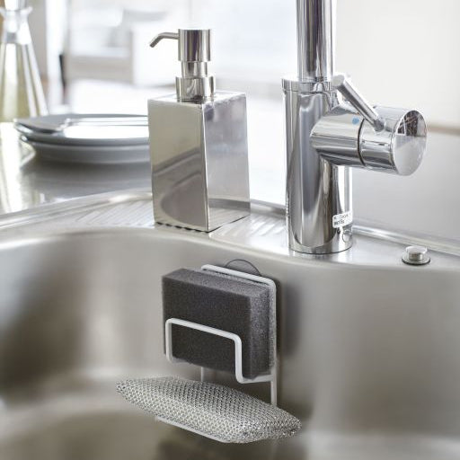 Dubbele sponshouder met zuignap van Yamazaki wit in een spoelbak