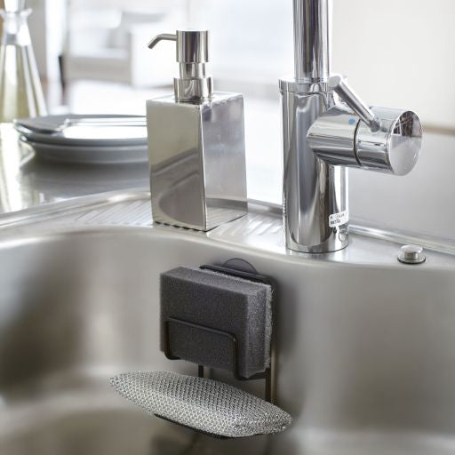 Dubbele sponshouder met zuignap van Yamazaki zwart in een spoelbak