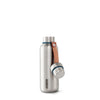 Stainless Steel drinkfles van Black&Blum met dop met blauwe rand en leder draagbandje open