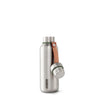 Stainless Steel drinkfles van Black&Blum met dop met groene rand en leder draagbandje open