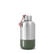 Stainless steel drinkfles van Black & Blum met Olive Green onderkant en gesloten dop met rood-wit draagtouw