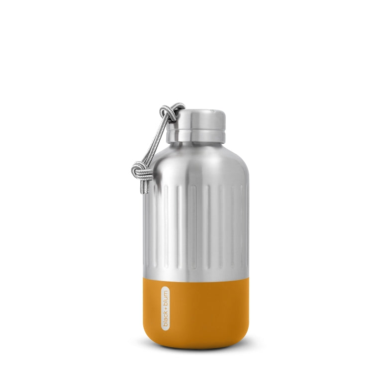 Stainless steel drinkfles van Black & Blum met Oranje onderkant en gesloten dop met zwart-wit draagtouw