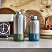 Twee Stainless steel drinkflessen groot en klein van Black & Blum op een keukenblad