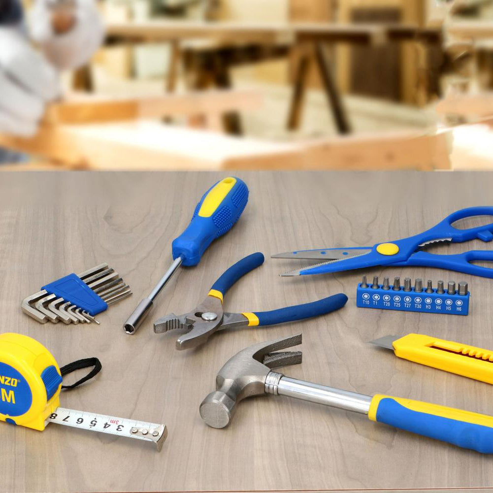 gereedschapsset van 39 stuks kleur blauw en geel op houten tafel 