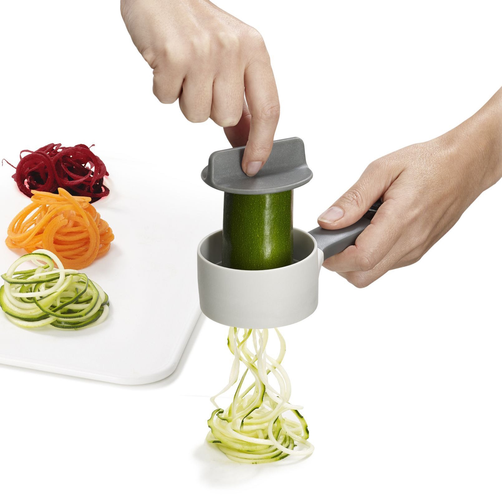 Groentensnijder slierten Spiralizer van Joseph Joseph met gesneden courgette wortel en biet