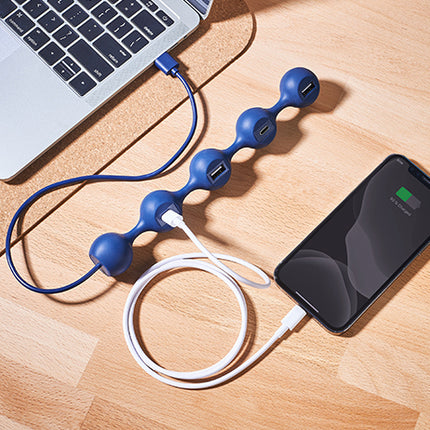 Hub met 2 usb-a en 2 usb-c poorten Peas van Lexon blauw met pc en iphone verbonden