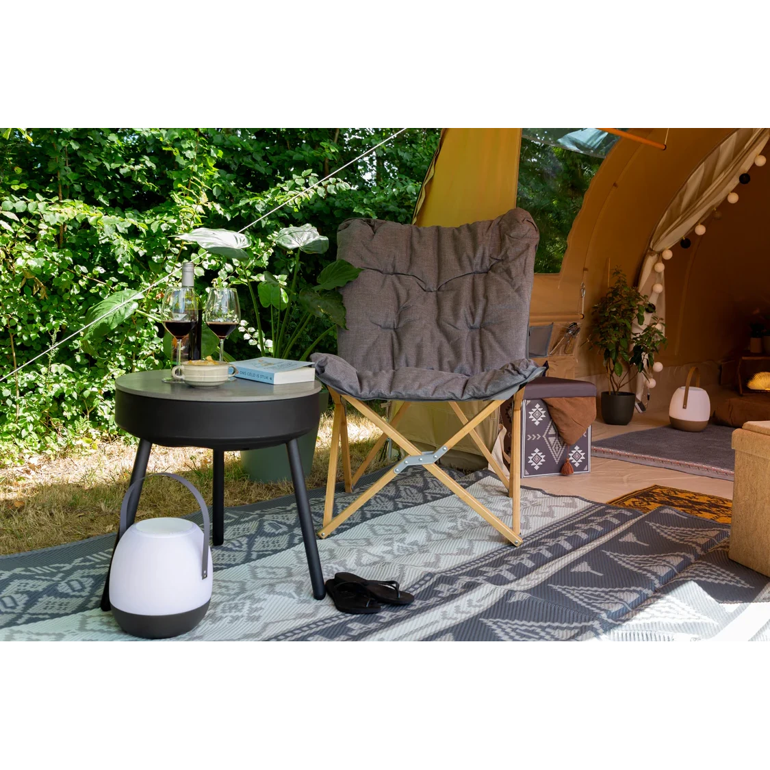 Lounge chair Yzeron - Human Comfort