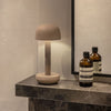 Beige Humble Two lamp op marmer sokkel met spiegel en zeep