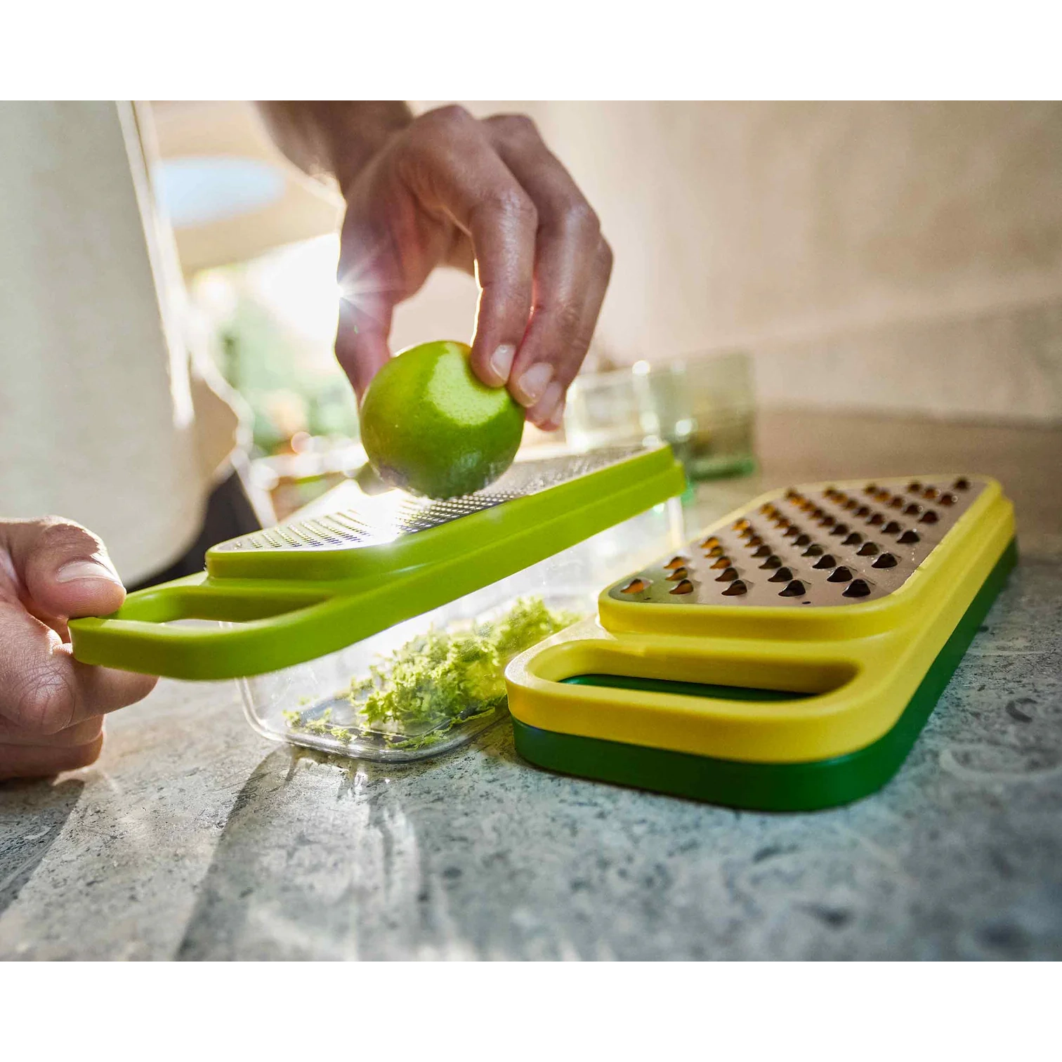 Râpe 3 en 1 avec plateau de rangement - Joseph Joseph