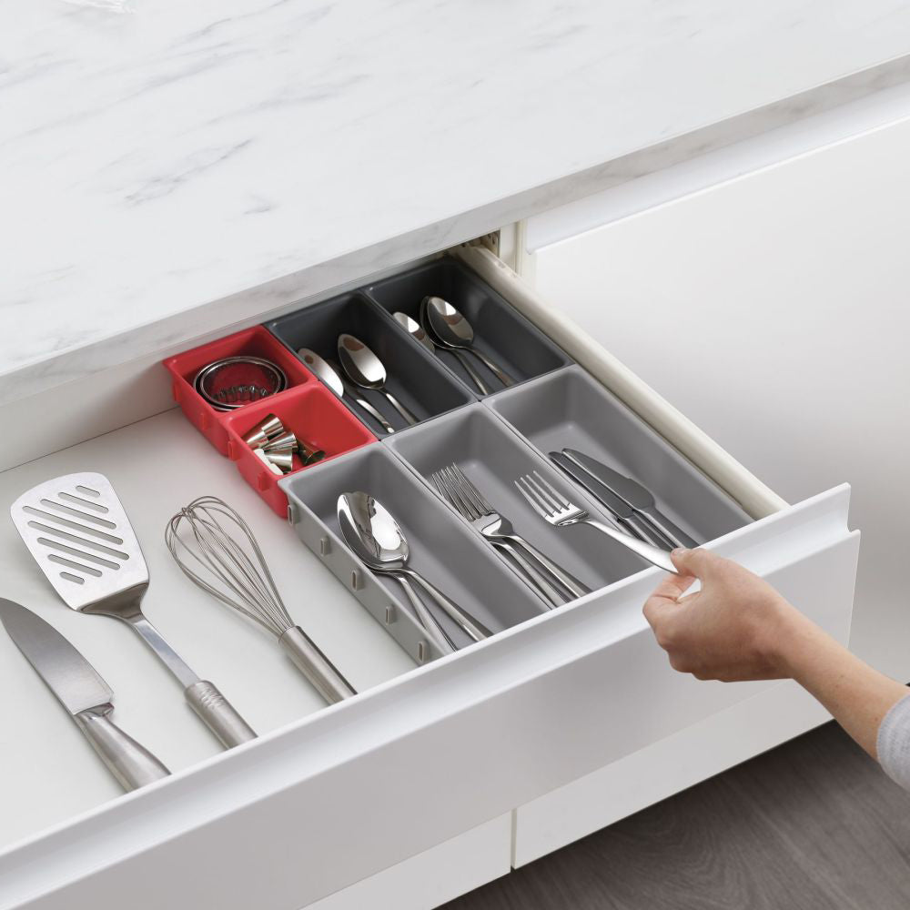 Lade organizer set van 7 stuks gevuld met keuken materiaal in een schuif