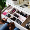 Lade organizer voor make-up Viva van Joseph Joseph set van 7 stuks in een schuif gevuld met borstels