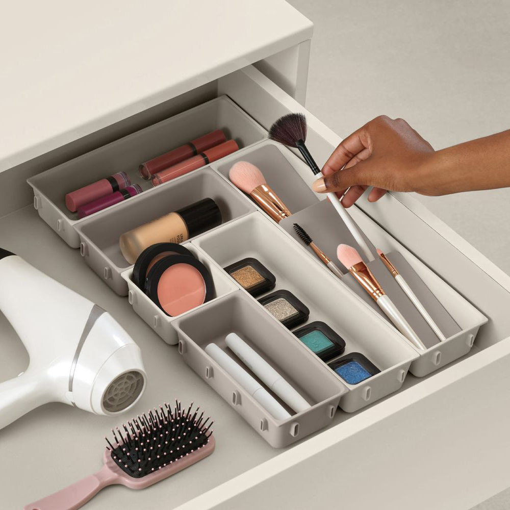 Lade organizer voor make-up Viva van Joseph Joseph set van 7 stuks in een schuif gevuld met make-up