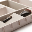 Lade organizer voor make-up Viva van Joseph Joseph set van 7 stuks detail met twee borstels