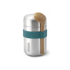 Stainless Steel Food Flask van Black & Blum gesloten met Ocean blue houder met daarin een bruine lepel