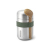 Stainless Steel Food Flask van Black & Blum gesloten met Olive Green houder met daarin een bruine lepel