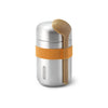 Stainless Steel Food Flask van Black & Blum gesloten met Oranje houder met daarin een bruine lepel