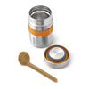 Stainless Steel Food Flask van Black & Blum open met Oranje houder en een bruine lepel