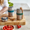 Twee Stainless Steel Food Flasks van Black & Blum op een snijblok met tomaten