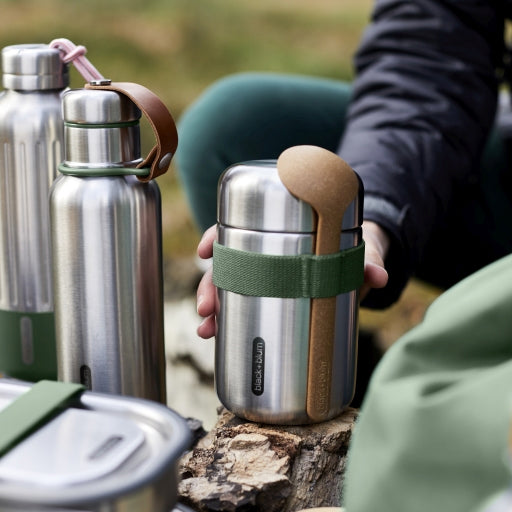 Stainless Steel Food Flask van Black & Blum met 2 drinkflessen op een houten blok outdoors