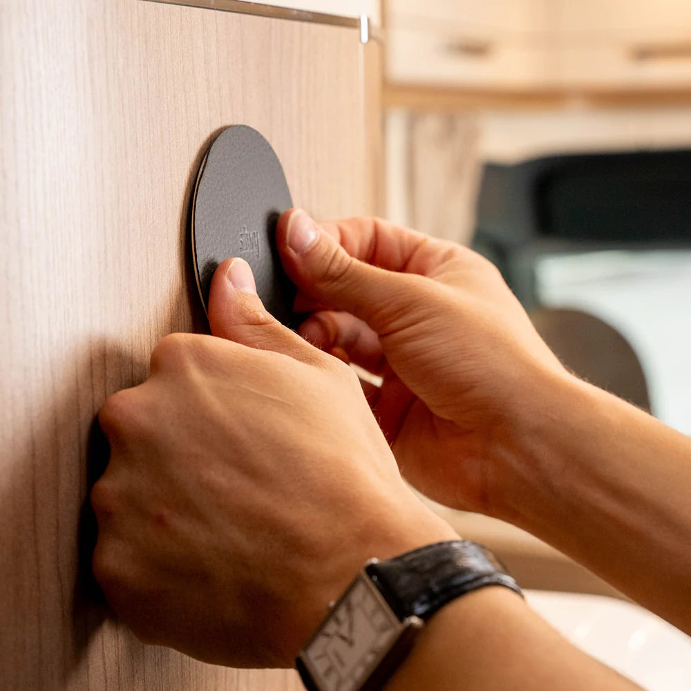 Metal pad for attachment of magnetic hooks - Silwy